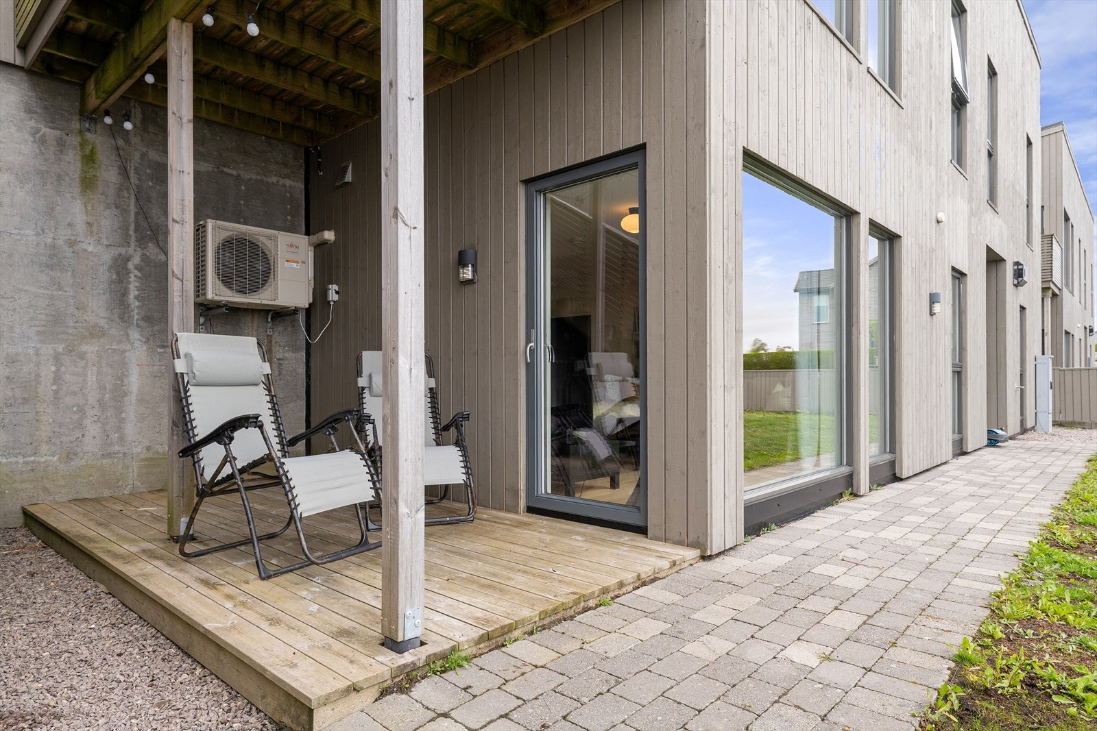 Fra stuen er det utgang til terrasse og hage. Galleribilde
