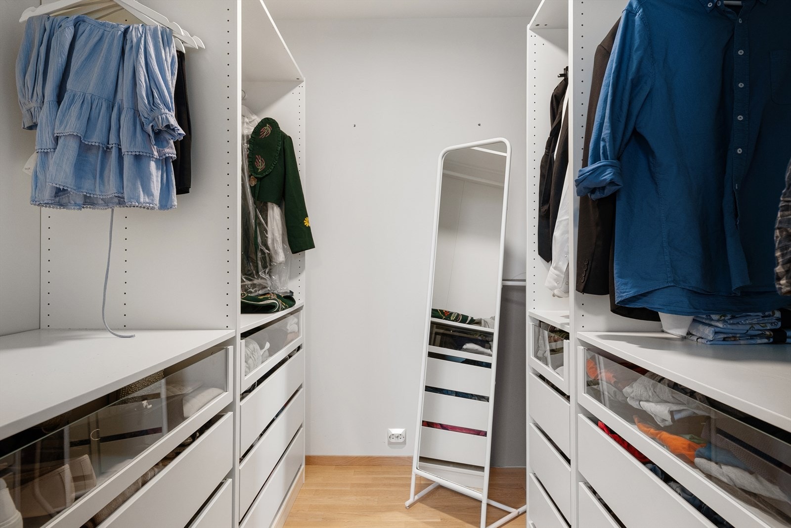 Praktisk walk-in closet med rikelig garderobeplass, tilknyttet hovedsoverommet. Galleribilde