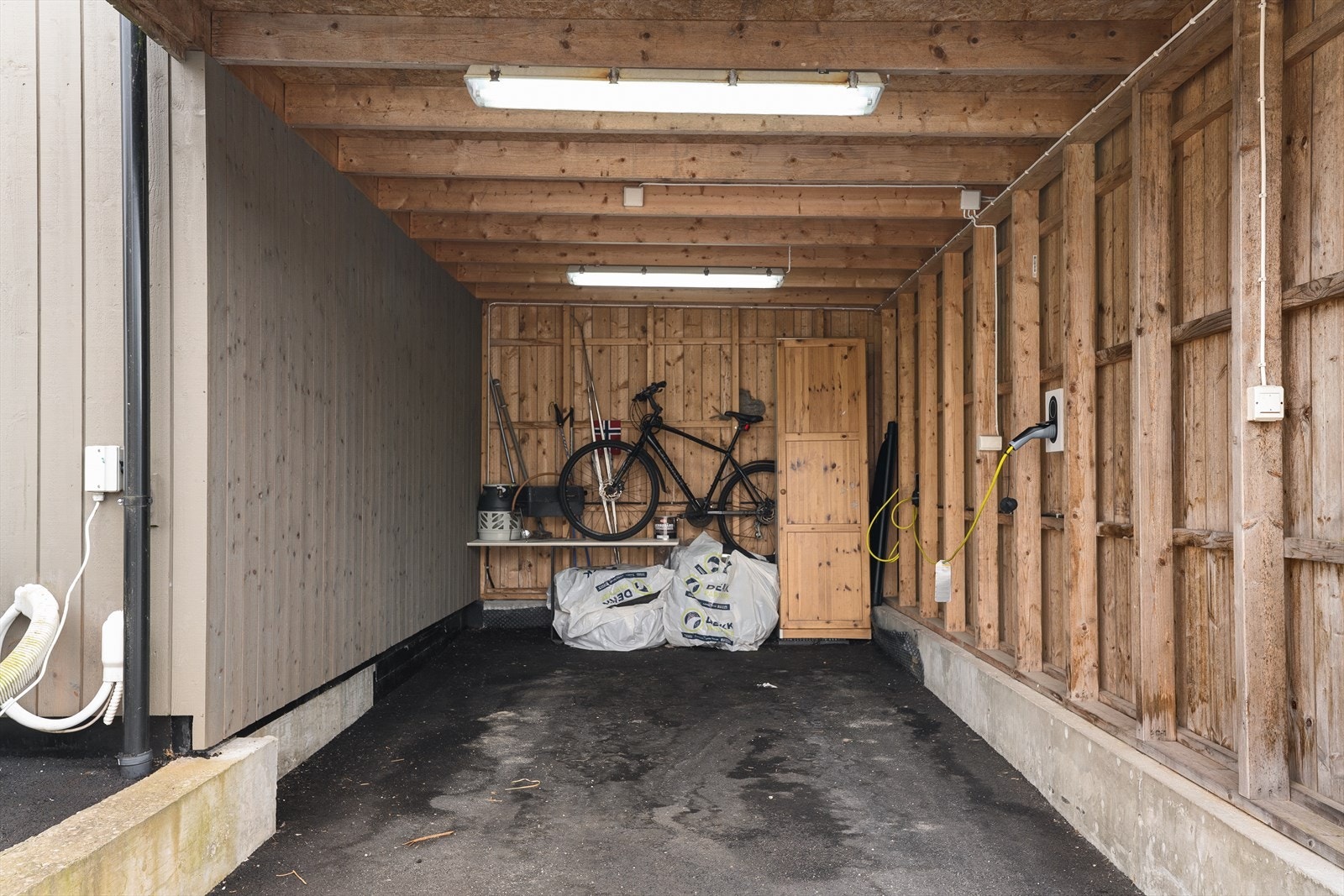 Parkering i egen carport. Galleribilde