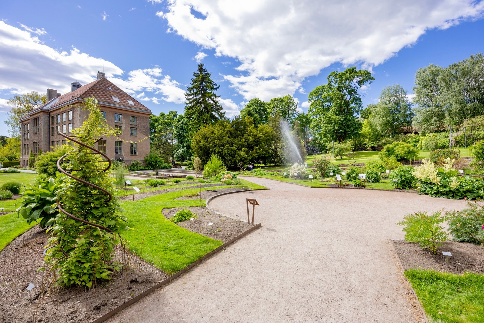 Botanisk hage er nærmeste nabo. Galleribilde