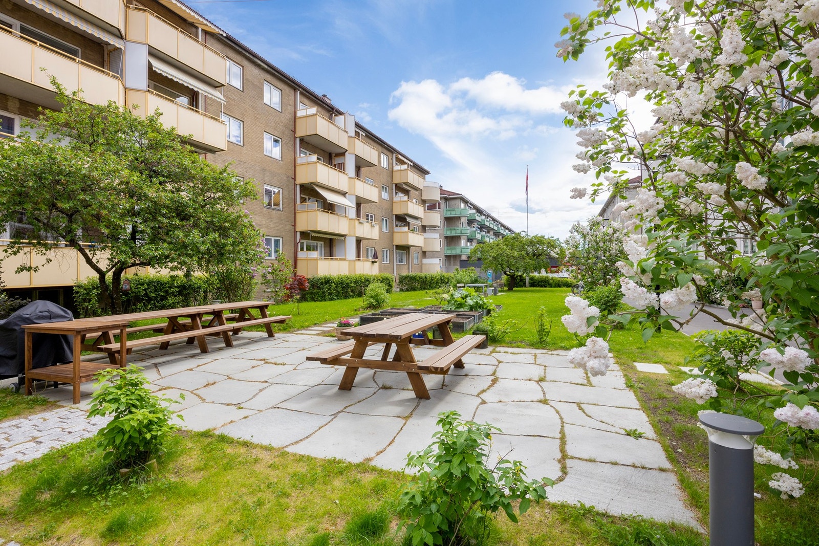 Fantastisk felles uteområde som er pent opparbeidet med beplantning, benker og trygg lekeplass for de små. Galleribilde