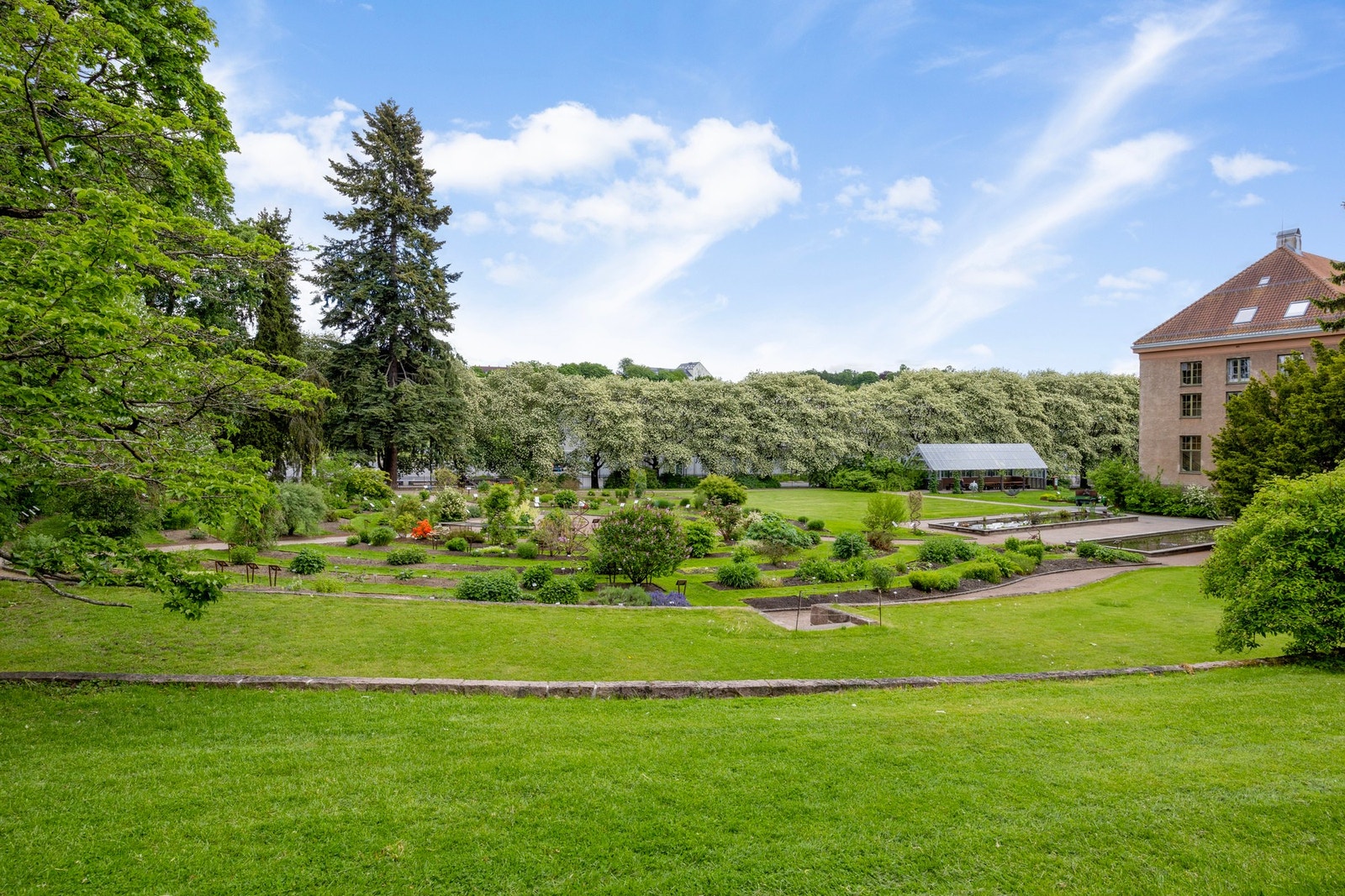 Botanisk hage har over 4500 plantearter fra hele verden. Hagen er inndelt i flere tematiske områder og har to veksthus og hyggelig kafe. Galleribilde
