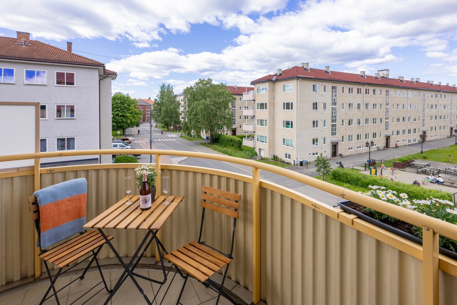 Hyggelig balkong som er perfekt for sosiale anledninger Galleribilde