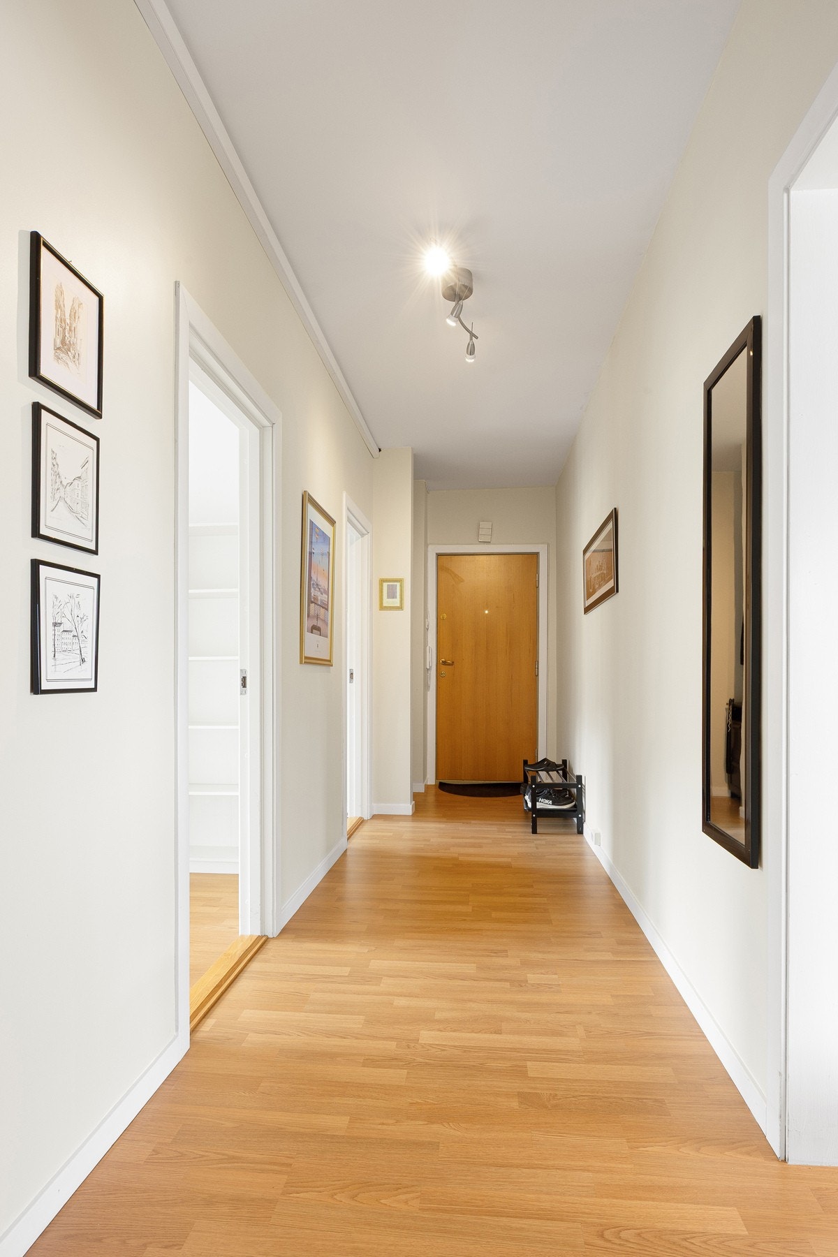 Velkommen inn til en hyggelig entré og gang. Galleribilde
