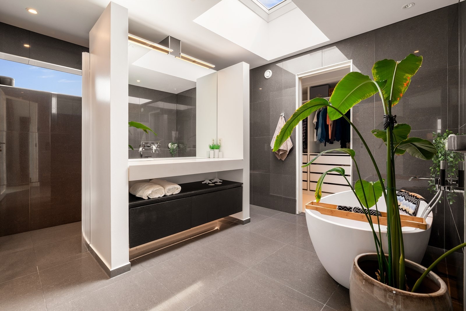 Badet tilknyttet hovedsoverommet fremstår som en privat velværeavdeling. Galleribilde