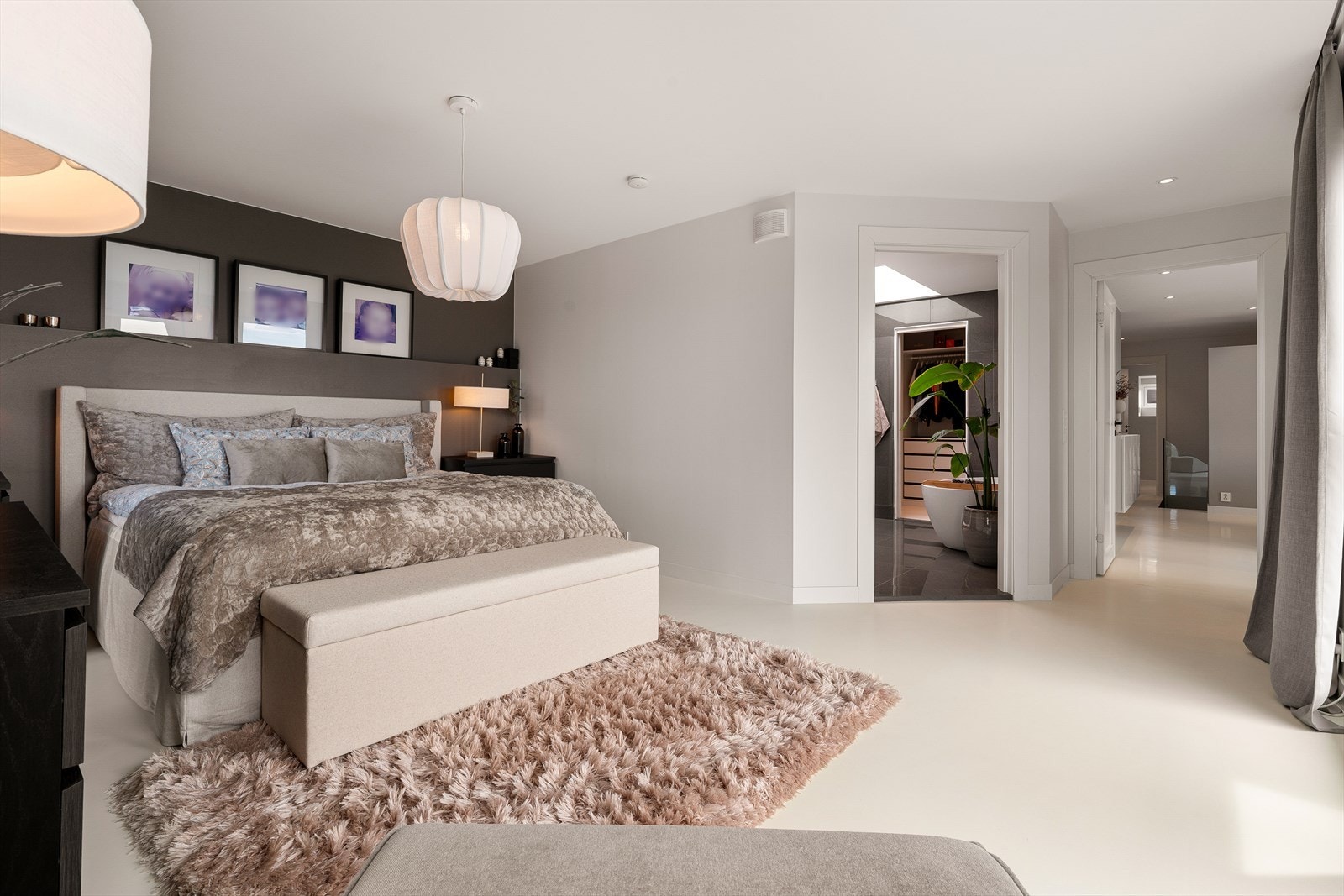 Masteravdeling med en-suite baderom og walk-in garderobe. Galleribilde