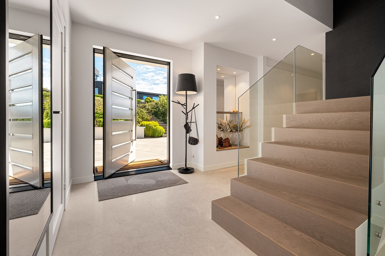 Boligen ønsker deg velkommen med en imponerende entré på hele 22,63 m² - en elegant og innbydende ankomstsone hvor eksklusive materialvalg og moderne løsninger setter standarden allerede fra første steg innenfor døren. Galleribilde