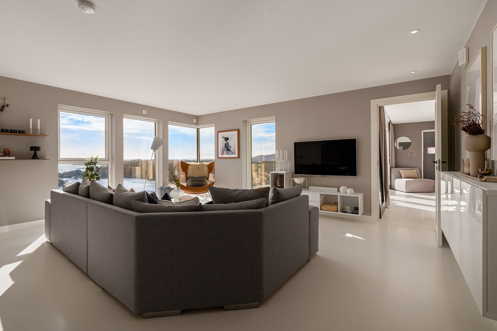 Etasjen er levert med Comfort-gulv som bidrar til en lun og behagelig atmosfære, og skaper et innbydende oppholdsrom for både hverdag og avslapning. Galleribilde