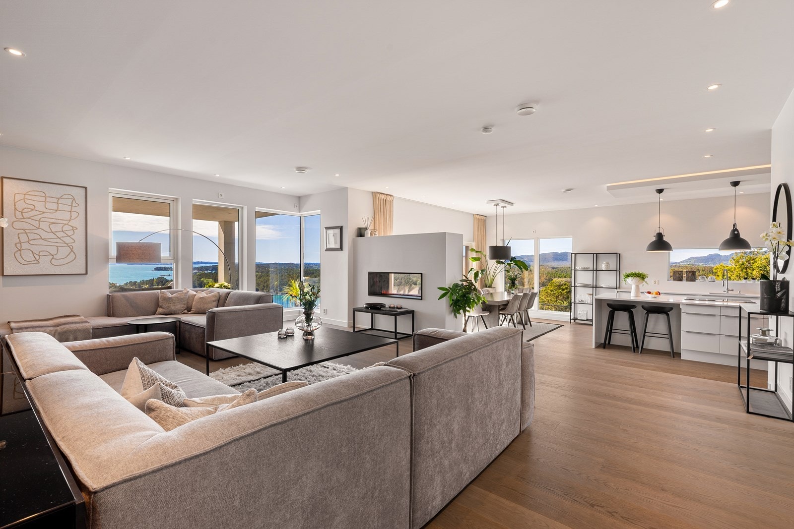 Den åpne stue- og kjøkkenløsningen på ca. 80 m² utgjør boligens naturlige hjerte - en eksklusiv og sosial oppholdsavdeling med generøse vindusflater, gjennomgående høy standard og en særdeles god romfølelse. Galleribilde