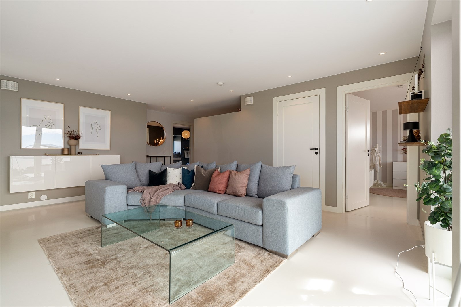 I andre etasje finner man en romslig loftstue på ca. 34,4 m² som egner seg perfekt som TV-stue, lounge eller ungdomsavdeling. Galleribilde