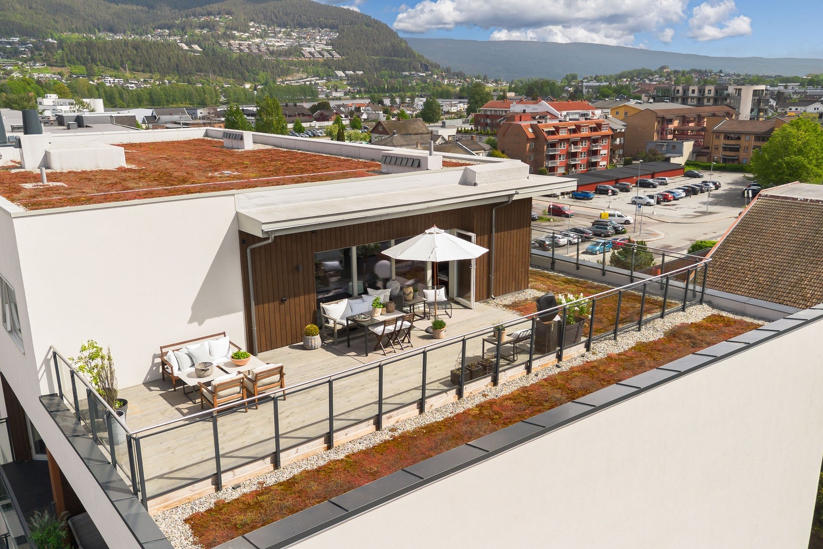 Privatmegleren ved Morten Liavaag har gleden av å presentere denne lekre topp-og hjørneleiligheten med garasje, flott utsikt og usjenert og solrikt uteareal beliggende i Mjøndalen sentrum. Galleribilde