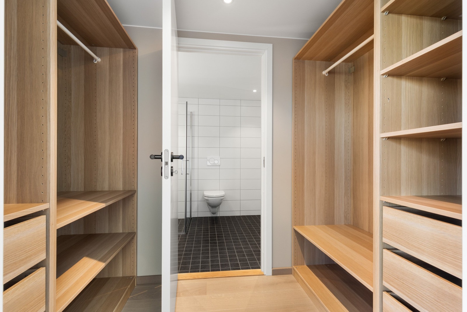 Garderobe tilknyttet hovedsoverommet. Galleribilde