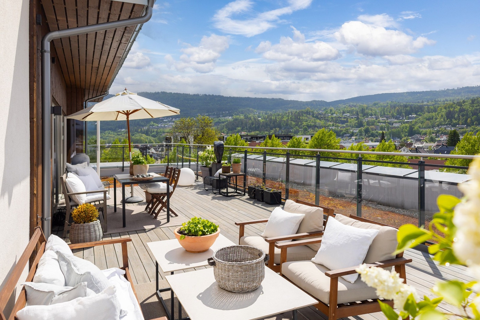 Solfylte dager kan nytes til det fulle på en fantastisk hjørneterrasse som har lett tilkomst fra stuen. Galleribilde