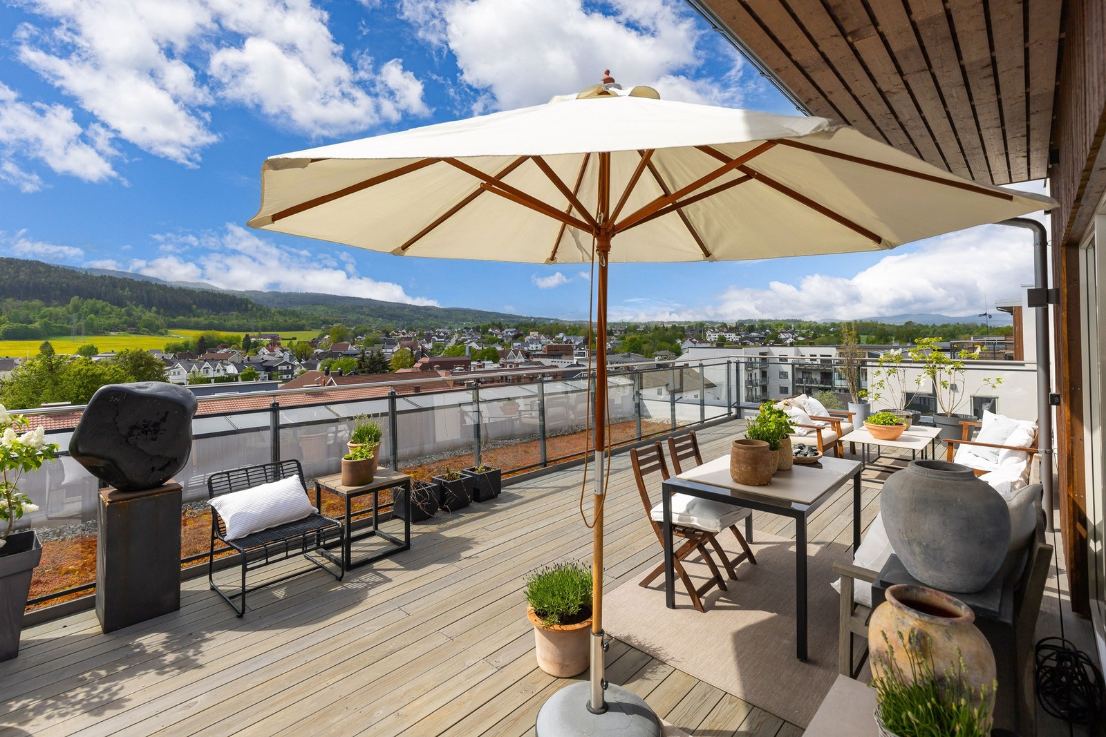 Arealet er på imponerende 45 kvm så her får man rikelig med plass til soling, grilling og sosiale sammenkomster. Galleribilde