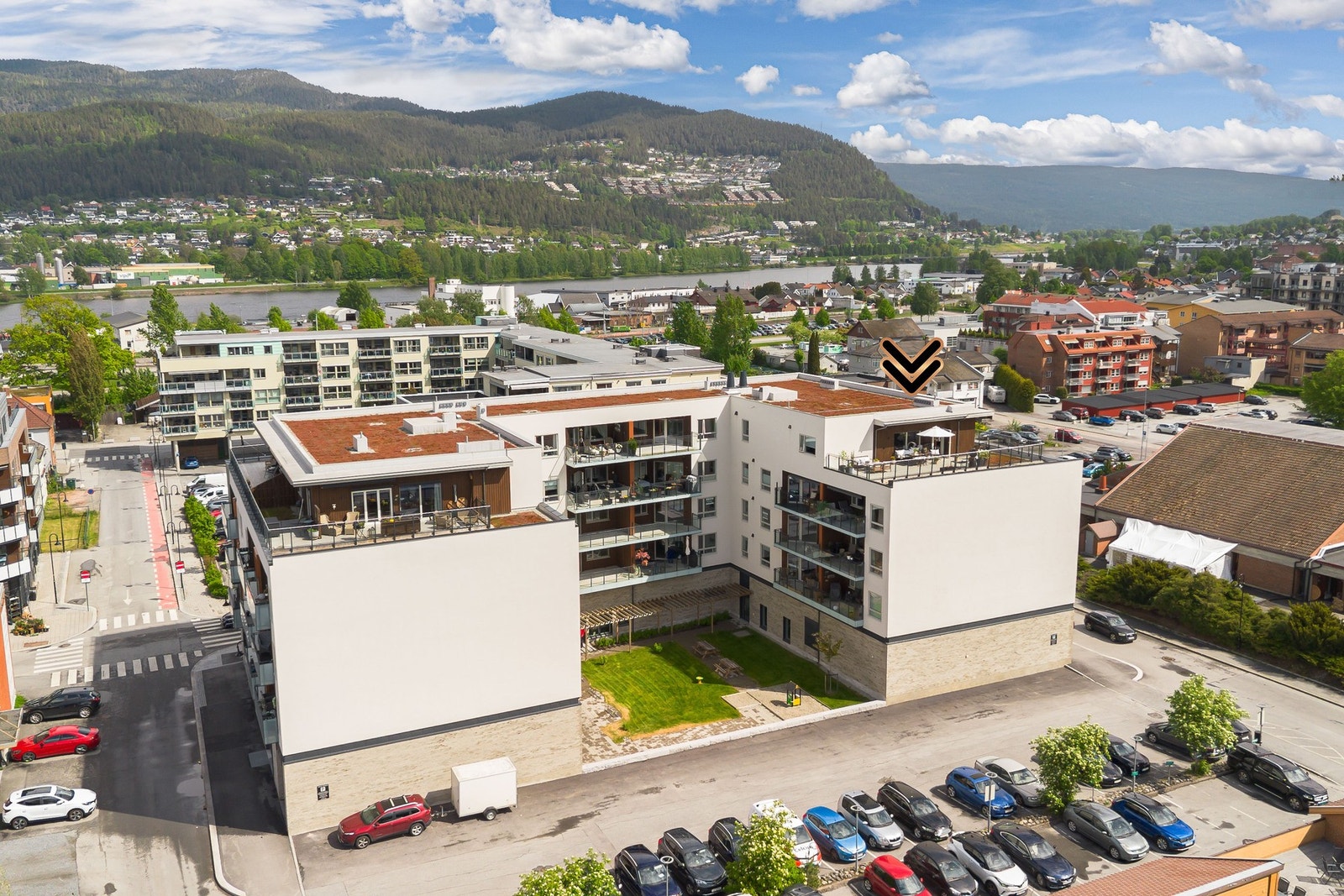 Her kan man trekke ut i en hyggelig atriumshage med gangstier, sittebenk, lekeplass, beplanting og plen. Galleribilde