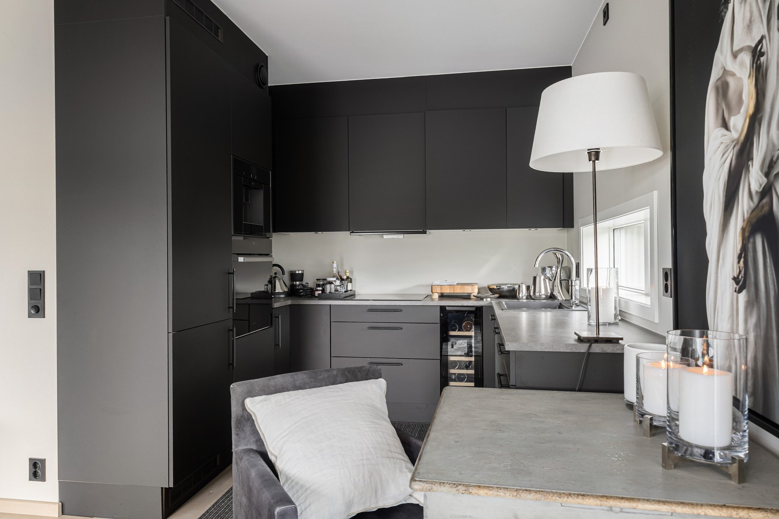 Sort er også den lekre kjøkkeninnredningen fra Designa. Galleribilde