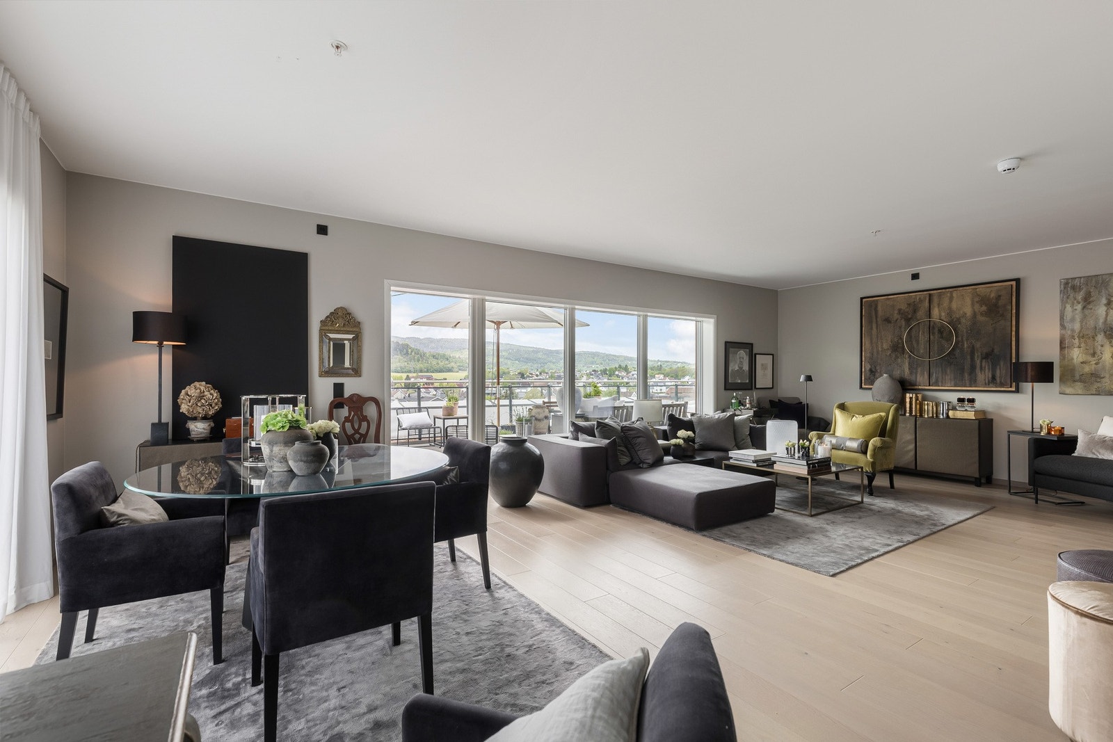 Det er god plass til stor loungegruppe, i tillegg til spisebord. Galleribilde