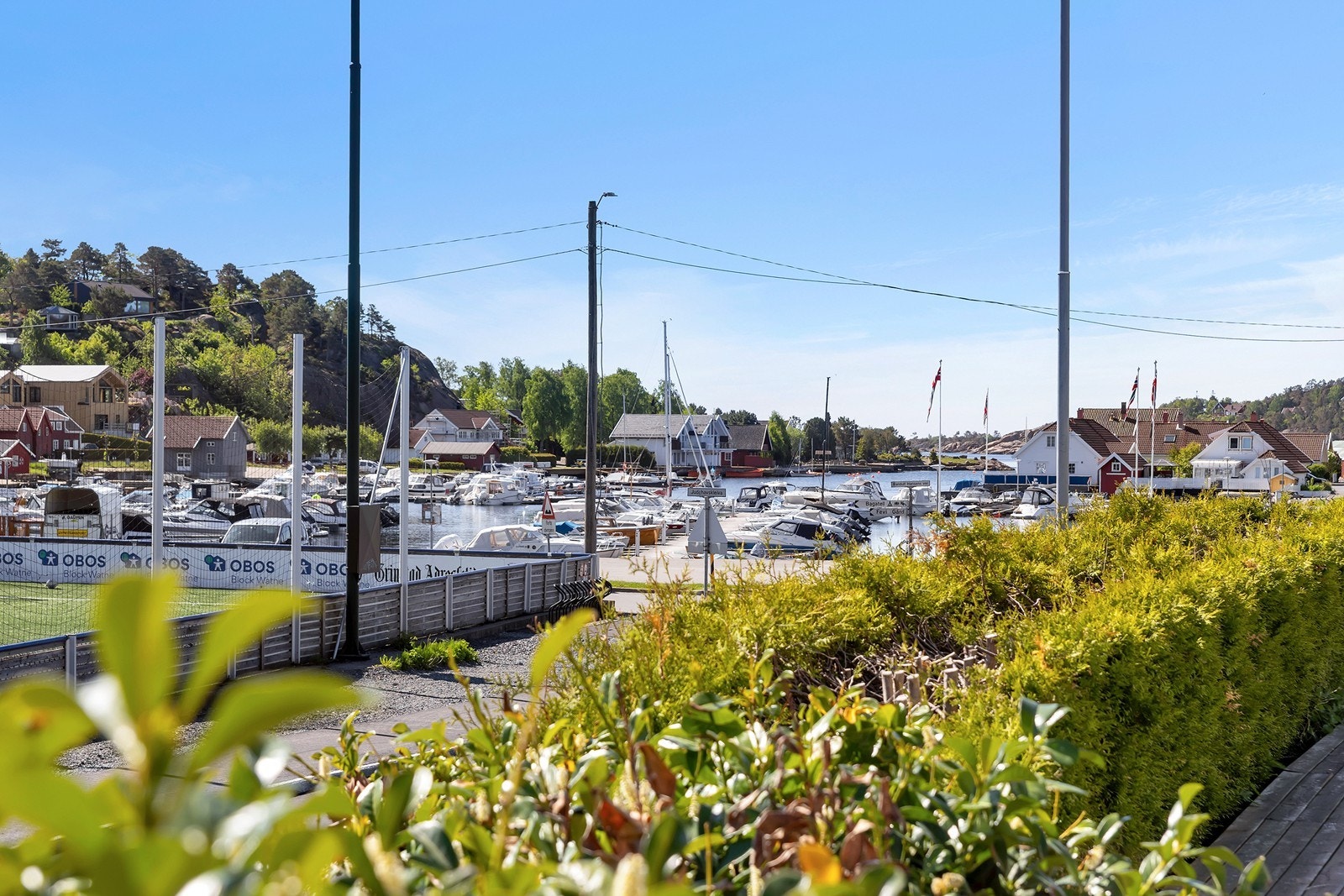 Utsikt fra uteområde mot båthavna. Galleribilde
