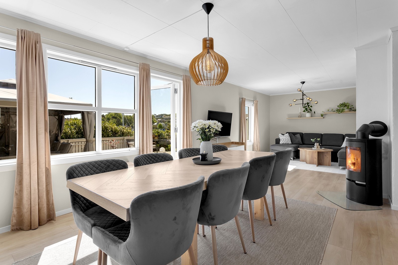 Stuen har en god størrelse med plass til både spisegruppe og sofakrok. Den åpne løsningen gir rommet en sosial og praktisk bruk i hverdagen. Galleribilde