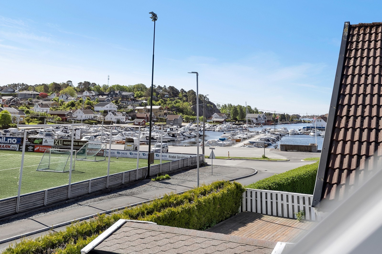 Eiendommen ligger like ved småbåthavnen, noe som gir en attraktiv og kystnær beliggenhet på Fevik. Her har man sjøen og fine nærområder innen kort gangavstand. Galleribilde