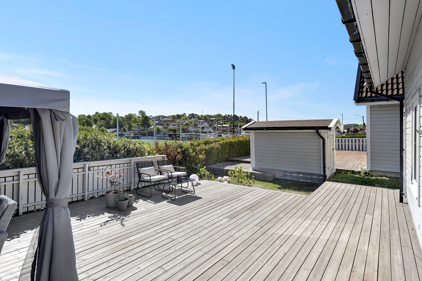 Boligen har et romslig uteområde med god plass til utemøbler og flere oppholdssoner. Her ligger det godt til rette for hyggelige dager ute. Galleribilde