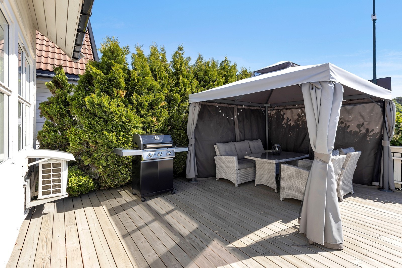 På verandaen er det etablert pergola, som gir en hyggelig og lun sone for utemøbler. Galleribilde