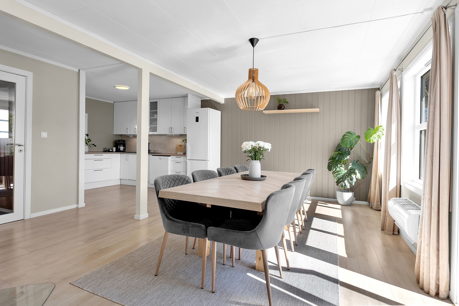 Spiseplassen ligger i åpen tilknytning til kjøkkenet. Galleribilde