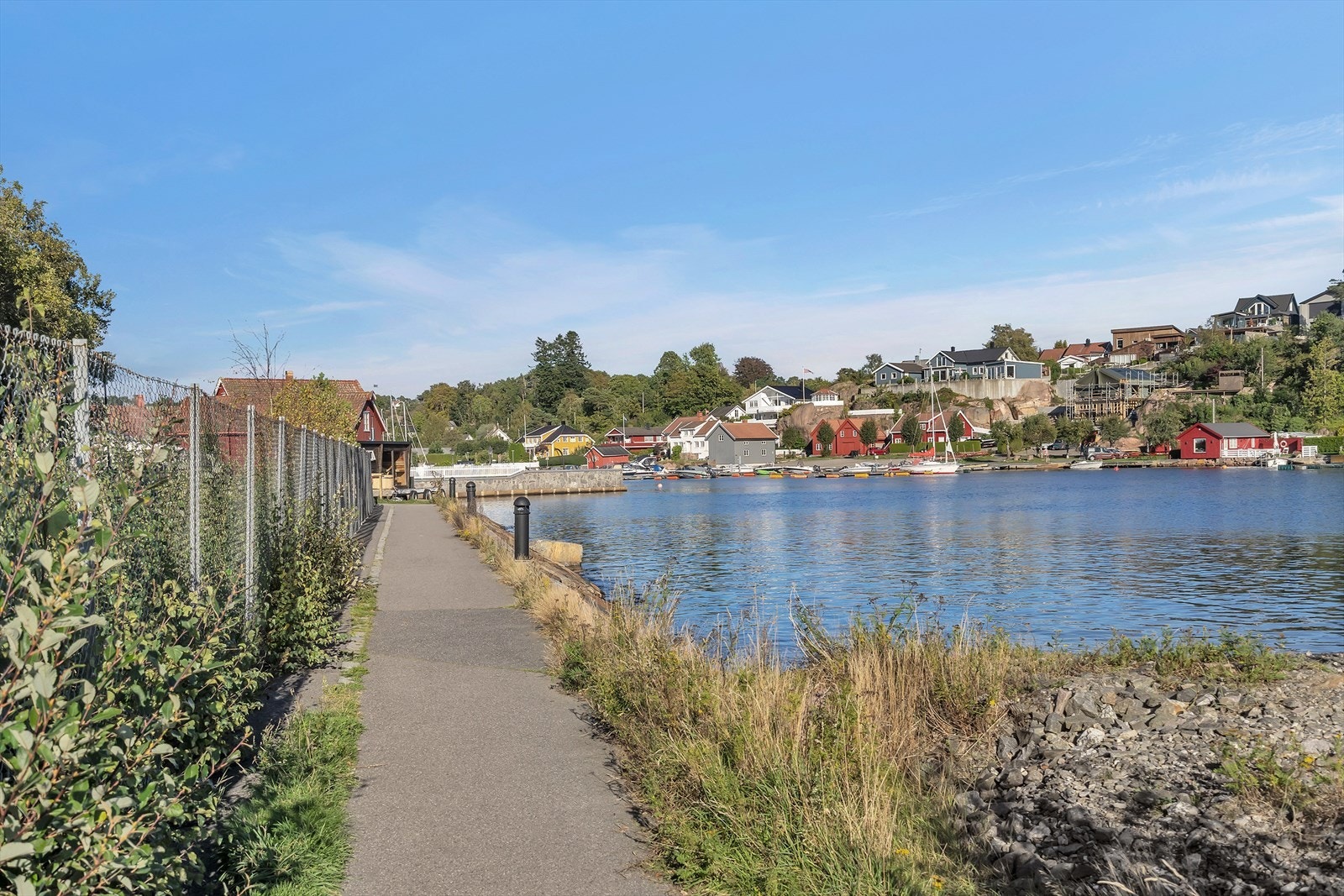 Fra eiendommen er det kort vei til fine turområder langs sjøen, med flotte omgivelser for både rolige spaserturer og friske hverdagsturer. Galleribilde