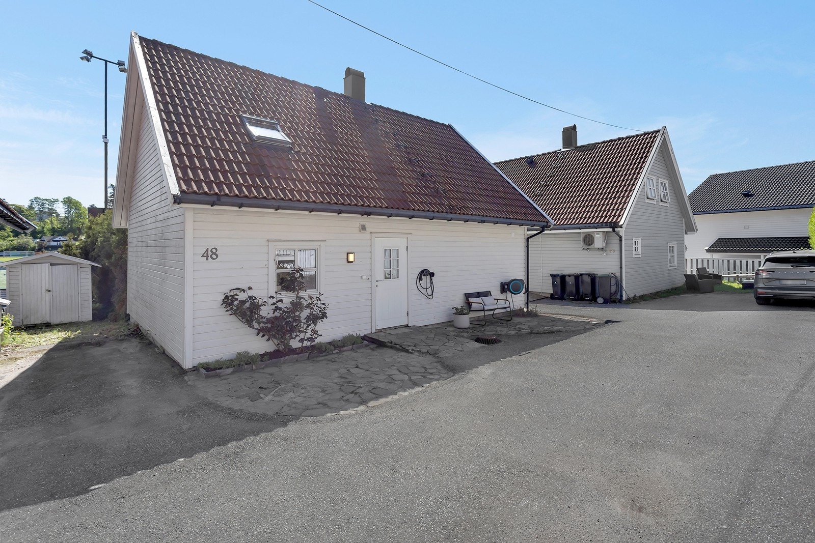 Eiendommen ligger fint til med fast parkeringsplass foran boligen og installert elbillader. Galleribilde