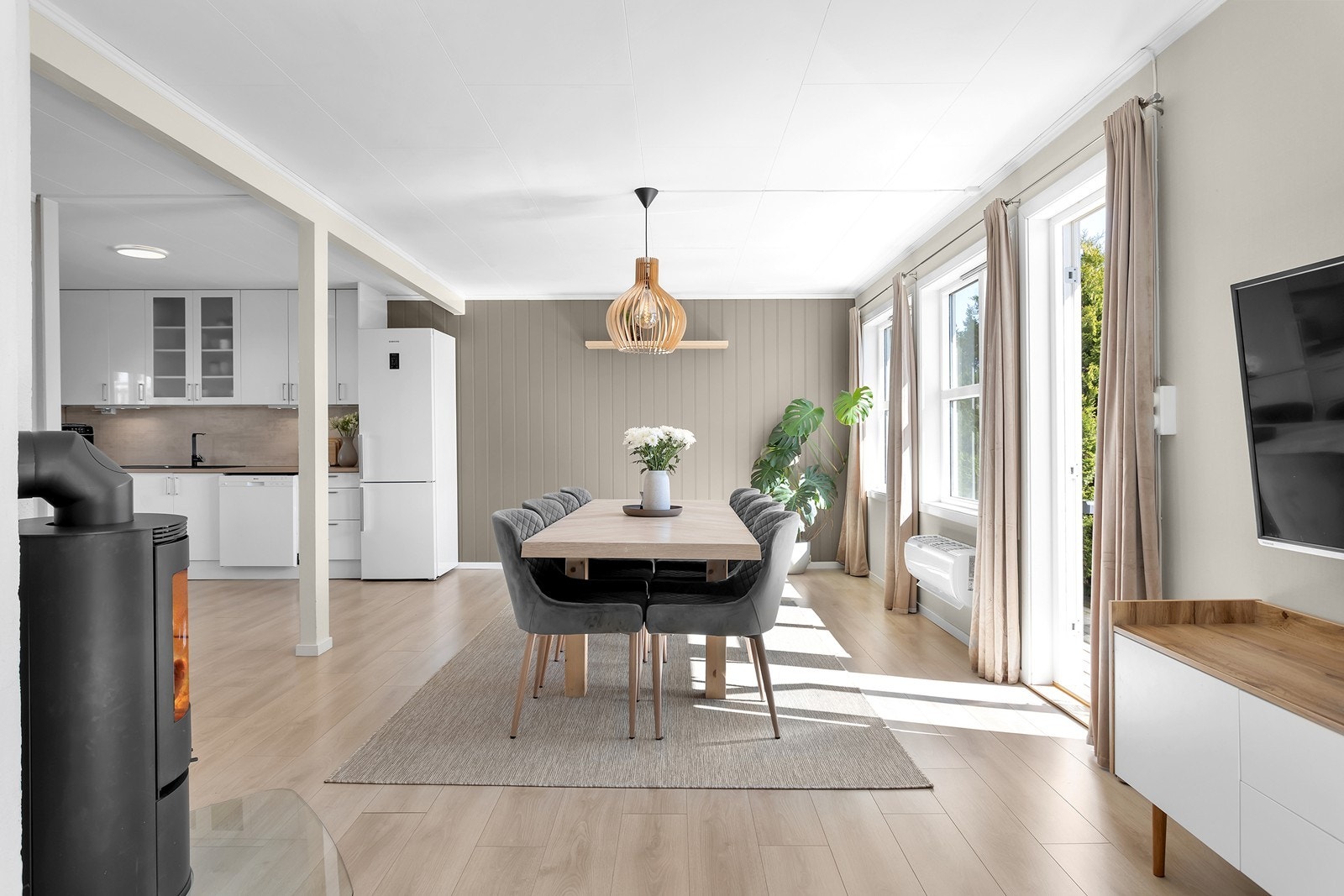 Spiseplassen har en fin plassering i stuen og oppleves som en lys og hyggelig del av rommet. Her er det god plass til spisegruppe. Galleribilde