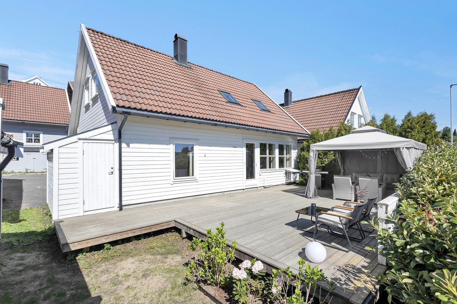 Uteområdet ligger lett tilgjengelig fra boligens oppholdsrom og gir en fin overgang mellom inne- og uteareal. Galleribilde
