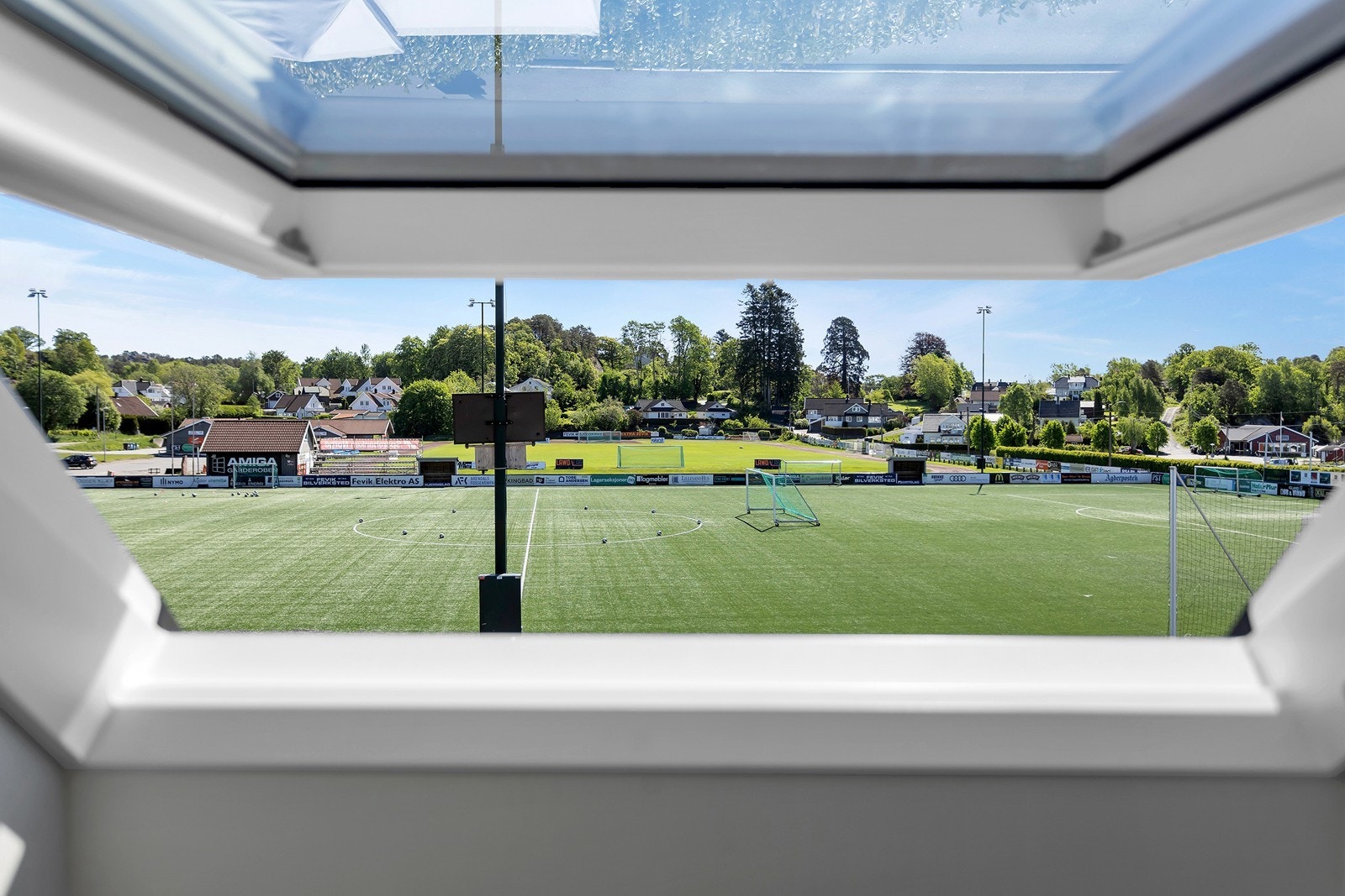 Fra loftsetasjen har man flott utsikt mot RSA BIL arena og grønne omgivelser. Galleribilde