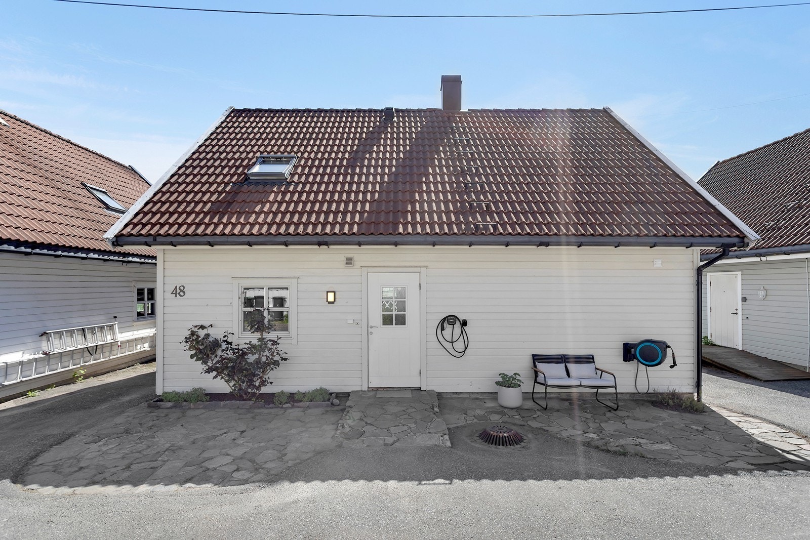 På fremsiden av boligen er det også plass til sittegruppe, noe som gir flere brukssoner rundt boligen. Her er det enkelt å etablere en hyggelig uteplass ved inngangspartiet. Galleribilde