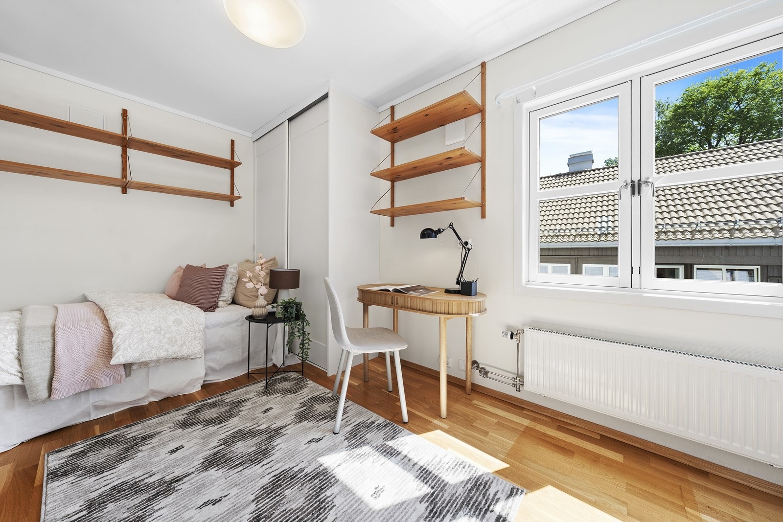 Soverom 2 har også god størrelse med plass til dobbeltseng og nattbord Galleribilde