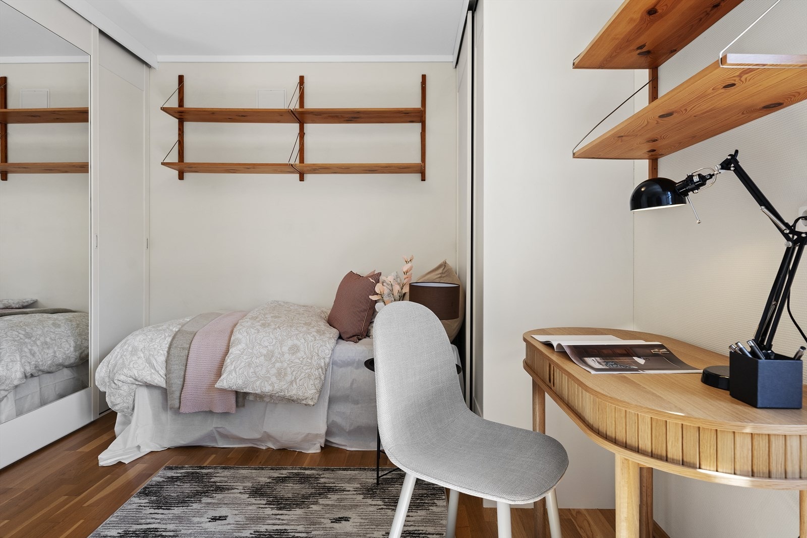 Begge soverommene har skyvedørsgarderobe Galleribilde