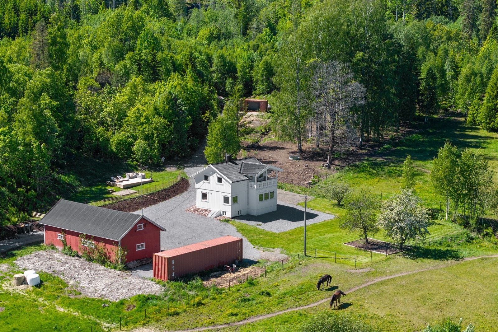 Her kan du skape en hverdag med dyr, dyrking, hobbyprosjekter, lek, friluftsliv og rom til å leve litt friere. Galleribilde