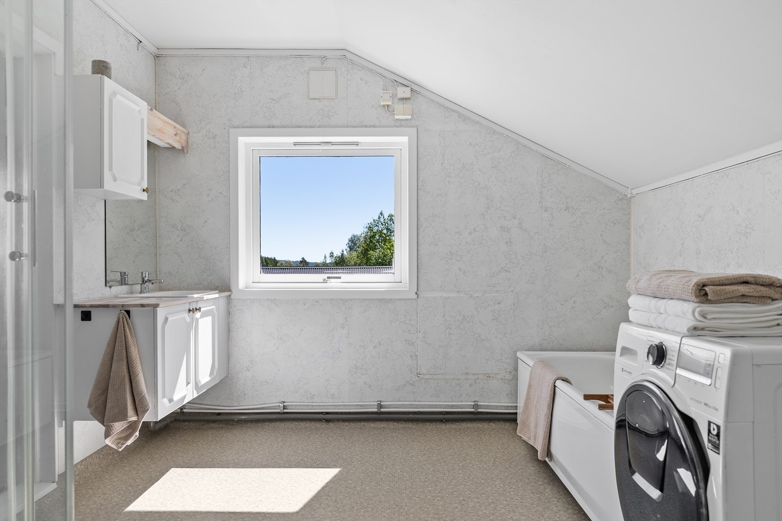Badet er av eldre dato, men fungerer godt i hverdagen og har både dusj, badekar og opplegg for vaskemaskin. Galleribilde