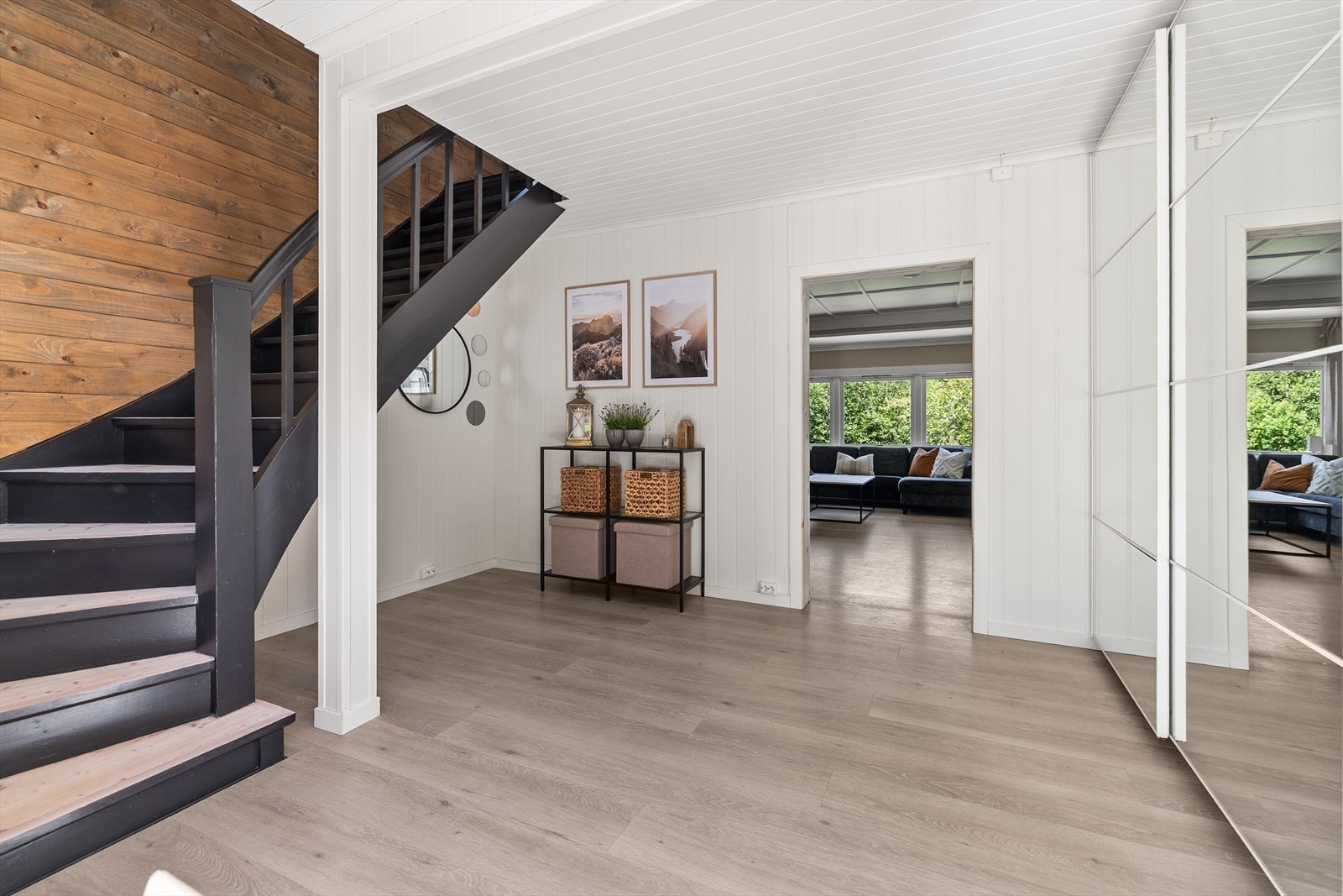 Gangen har god plass til garderobeløsning, samt adkomst til et lite, uferdig rom som er tiltenkt enten garderobe eller ekstra toalettrom. Galleribilde