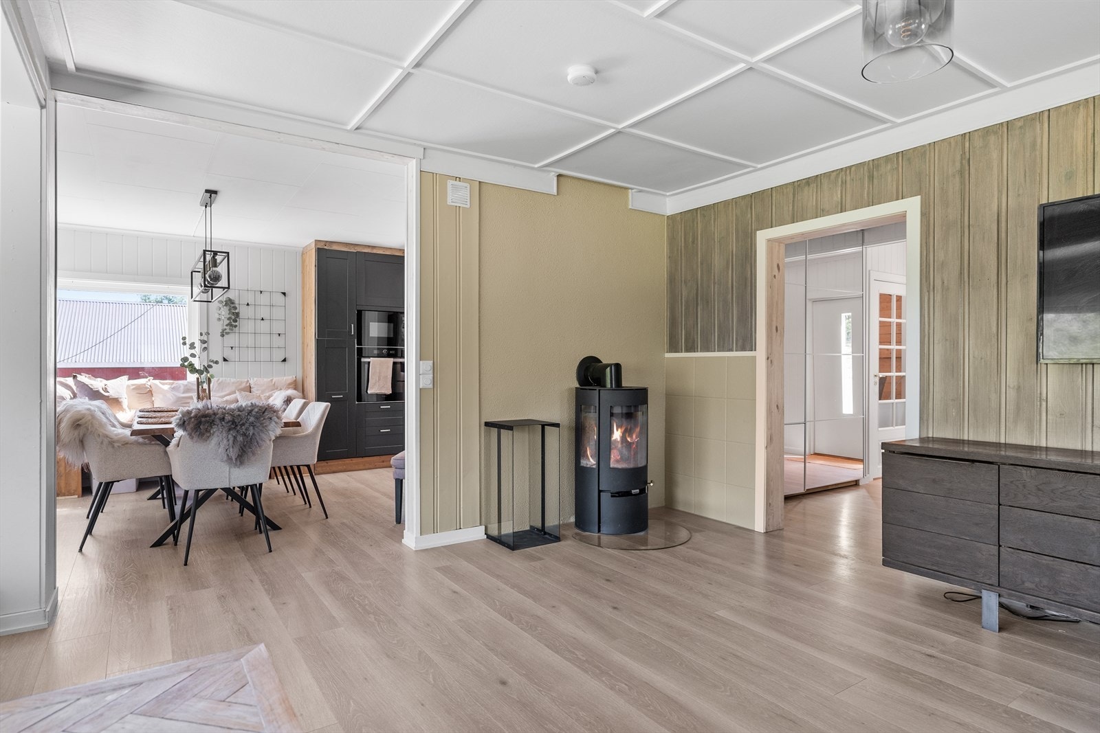 Her finner du en koselig peis, som bidrar til varme og hygge på kalde høst- og vinterdager. Galleribilde
