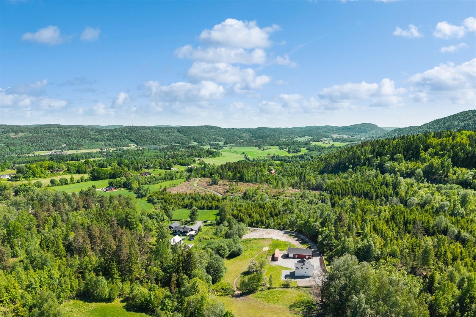 Kommunen har en variert natur med både fjord, innsjøer, skog og dyrkede jordbruksområder, noe som gir gode muligheter for både friluftsliv og landbruksdrift. Galleribilde