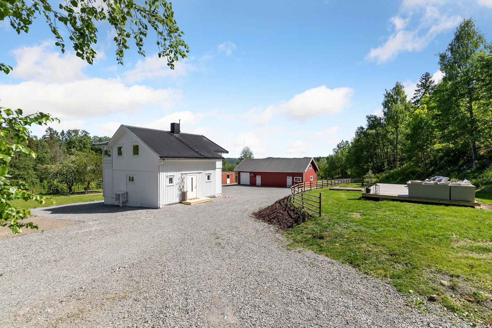 Dette er et sted for deg som drømmer om landlig frihet, god plass og en hverdag tett på naturen. Galleribilde