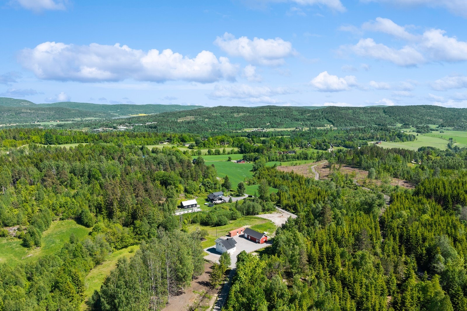 Fra eiendommen er det kort vei til Hof sentrum med et utvalg av dagligvarehandel, skole og øvrige servicetilbud. Galleribilde