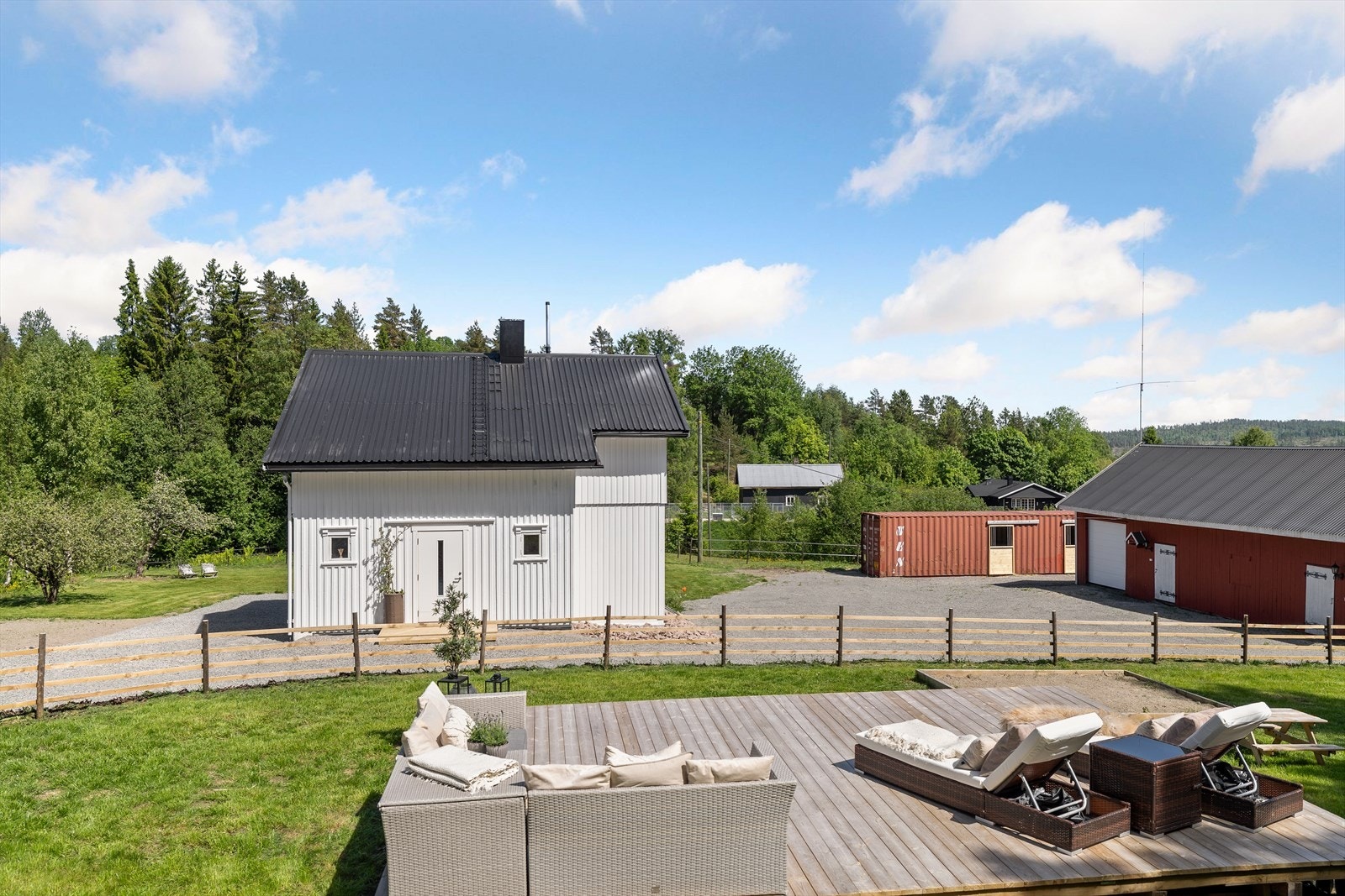 På en høyde ved boligen er det etablert en flott uteplass og hage med sol hele dagen. Galleribilde