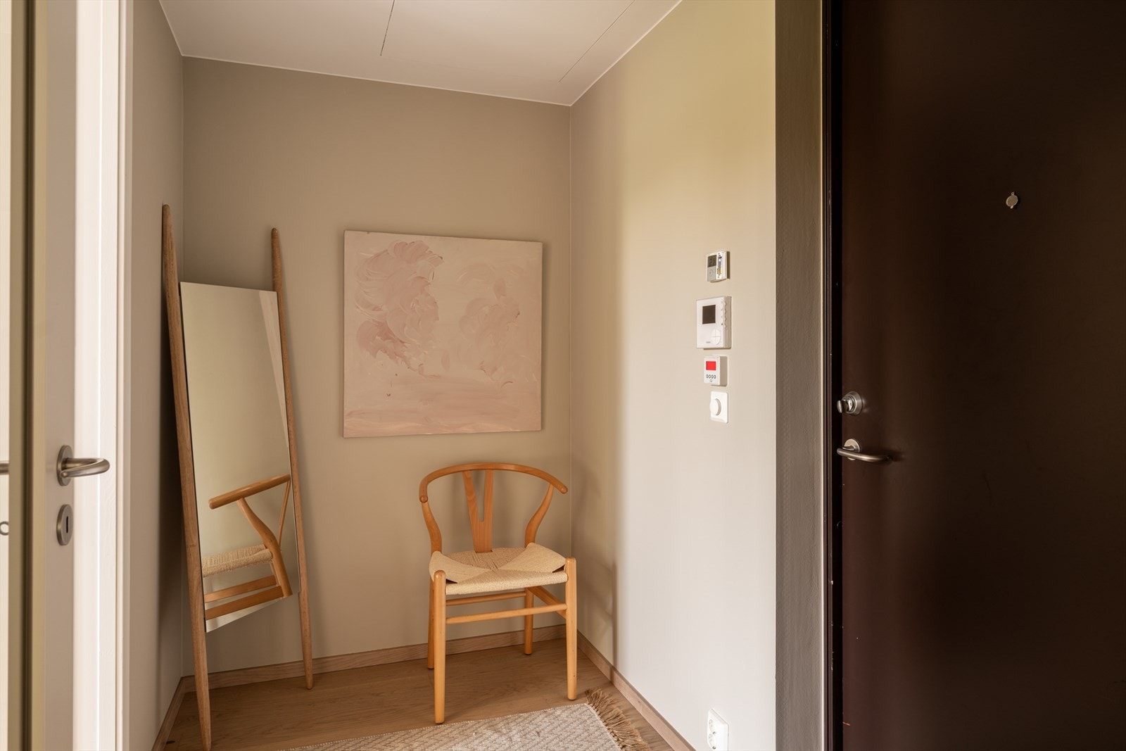 Lys entré med plass til garderobeskap Galleribilde