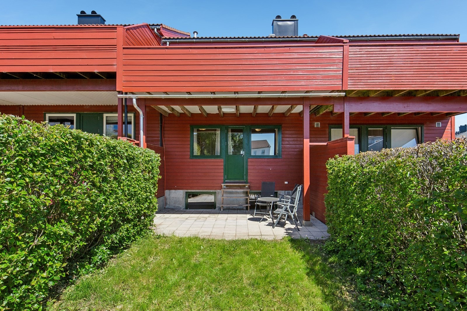 Uteområde med hage. Galleribilde