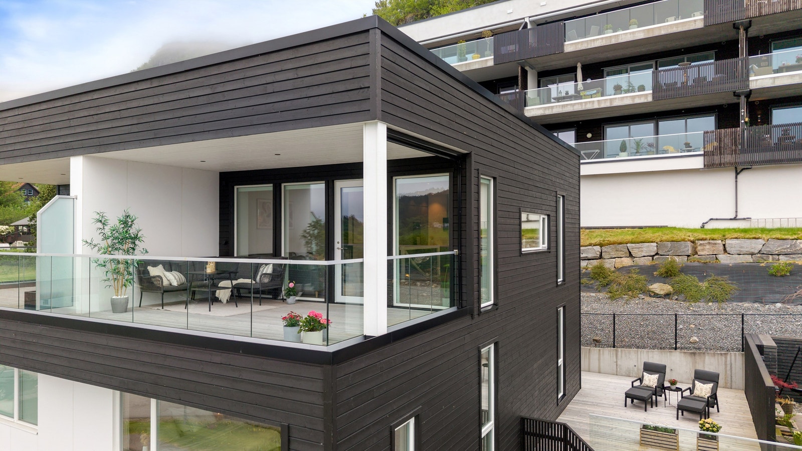 Boligen har to store uteplasser: en sørøstvendt terrasse og en vestvendt balkong. Galleribilde