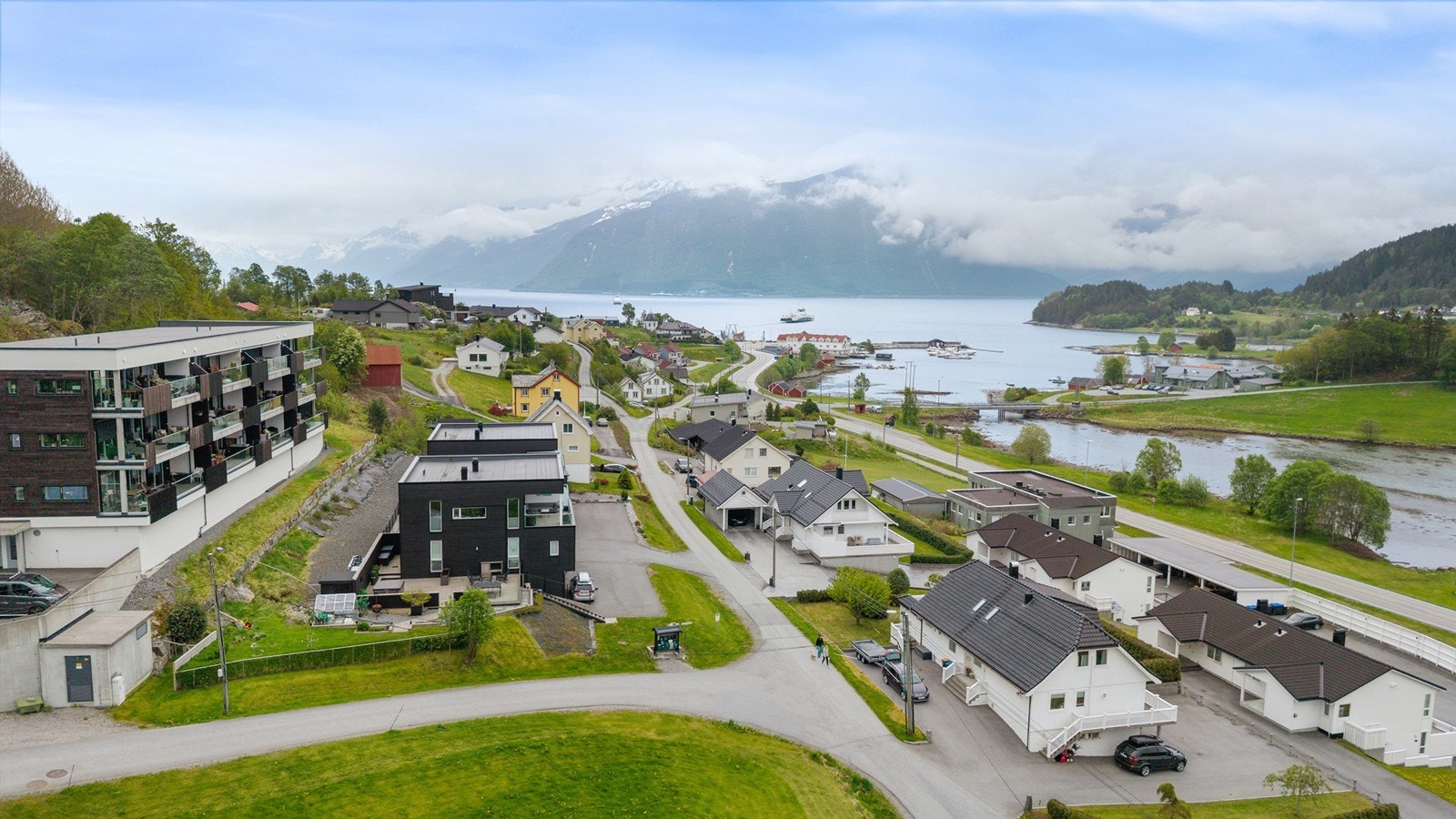 Fra boligen er det ca. 7,5 km til handelssentrum på Moa og gode bussforbindelser til Ålesund. Galleribilde