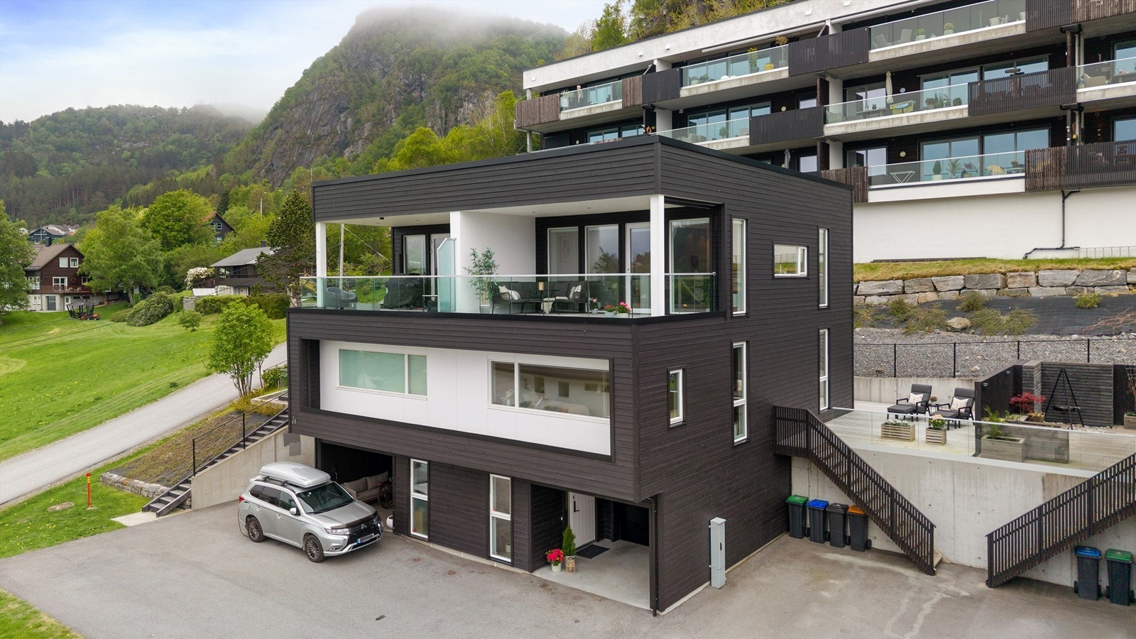 Eiendommen har parkering i egen garasje og biloppstillingsplass på asfaltert gårdsplass. Galleribilde