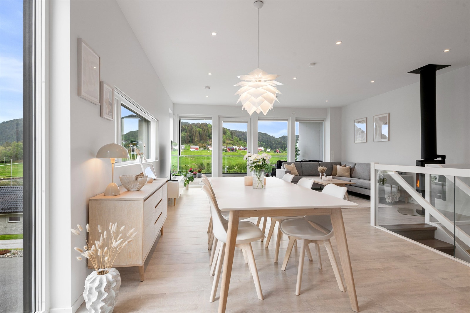 Spisestuen har god plass til langbord og er plassert i tilknytning til både kjøkken og stue. Galleribilde