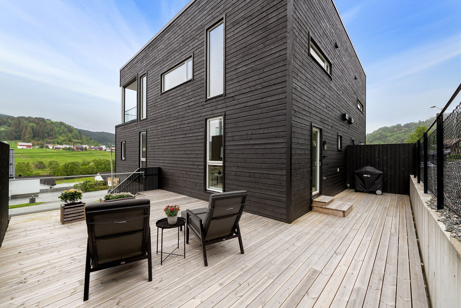 Fra første etasje er det utgang til en stor, sørøstvendt terrasse på 57 kvm med rekkverk i glass og metall.
Foto: Stian Wiik Galleribilde